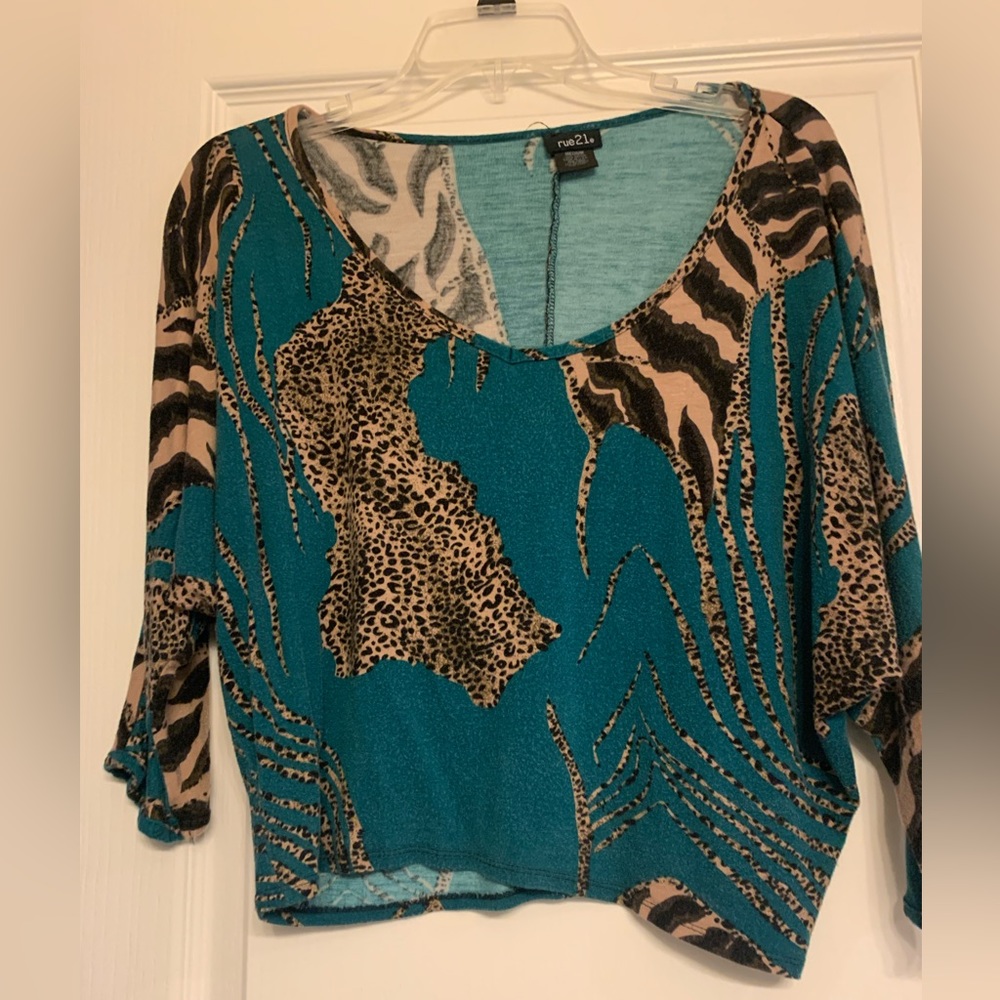 Rue 21 Womens Teal Animal Print Cropped V-Neck Soft Tee Made In USA Size Medium